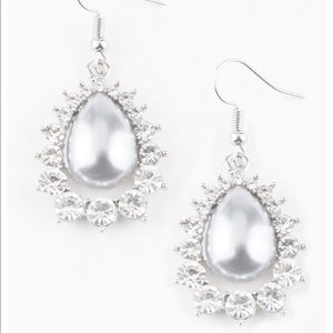 Beautiful,  elegant, pearl earrings.